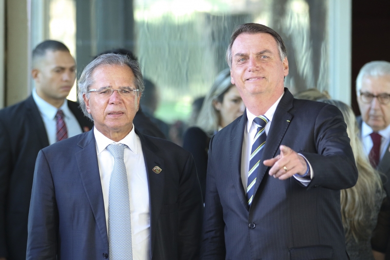 Presidente Jair Bolsonaro (d) comentou sobre a entrevista do ministro da Economia, Paulo Guedes (e)