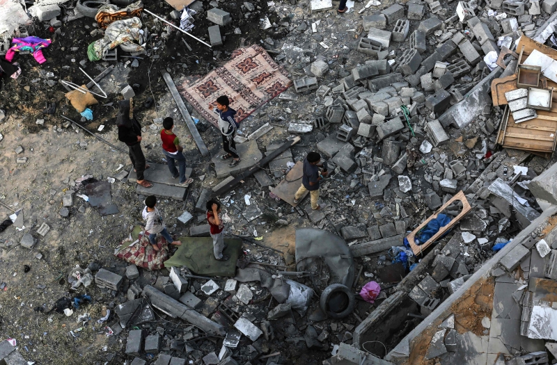 Israel bombardeou Gaza a resposta a 690 mísseis e morteiros disparados pelo Hamas