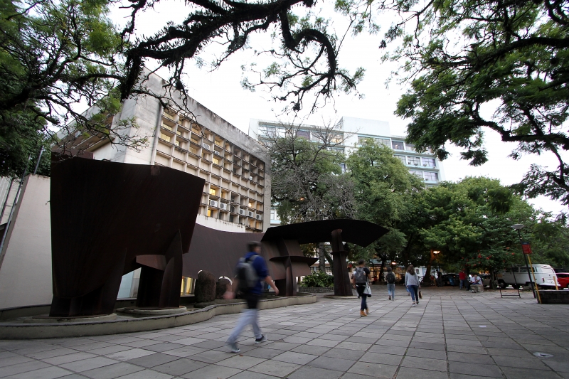 {'nm_midia_inter_thumb1':'https://www.jornaldocomercio.com/_midias/jpg/2019/05/06/206x137/1_mq060519_ufrgs056-8712651.jpg', 'id_midia_tipo':'2', 'id_tetag_galer':'', 'id_midia':'5cd0acb7c2fca', 'cd_midia':8712651, 'ds_midia_link': 'https://www.jornaldocomercio.com/_midias/jpg/2019/05/06/mq060519_ufrgs056-8712651.jpg', 'ds_midia': 'Campus UFRGS centro.', 'ds_midia_credi': 'MARCO QUINTANA/JC', 'ds_midia_titlo': 'Campus UFRGS centro.', 'cd_tetag': '1', 'cd_midia_w': '800', 'cd_midia_h': '533', 'align': 'Left'}