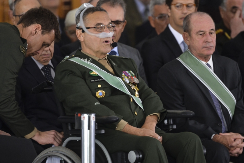 Ex-comandante do Exército saiu em solidariedade ao general Santos Cruz