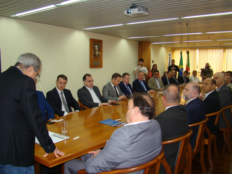Dirigentes da imprensa gaúcha e autoridades participaram da apresentação da iniciativa na Agert