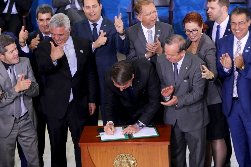 Em maio, Bolsonaro assinou decreto facilitando o porte de armas de fogo para uma série de 19 categorias