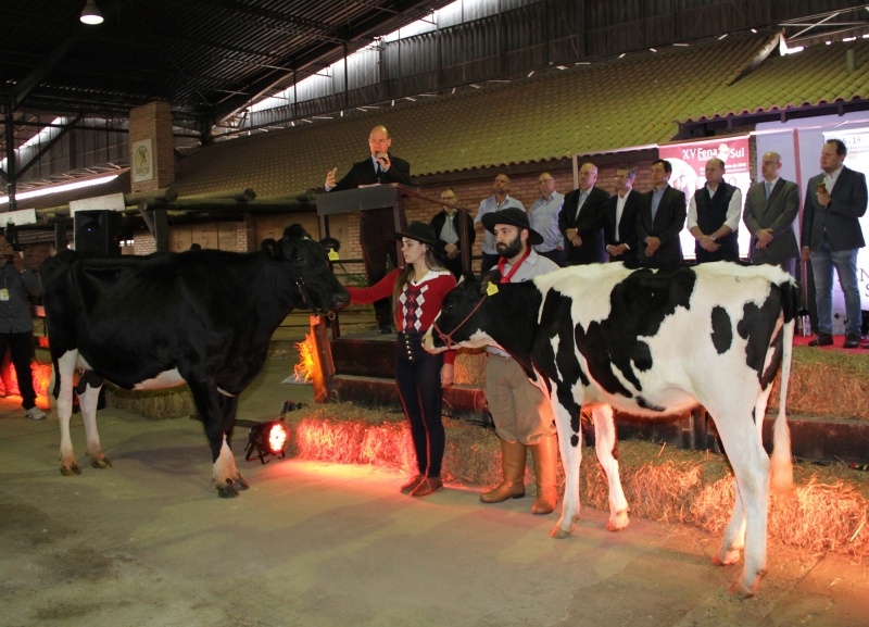 Feira que acontece em Esteio reúne expoentes do setor lácteo gaúcho 