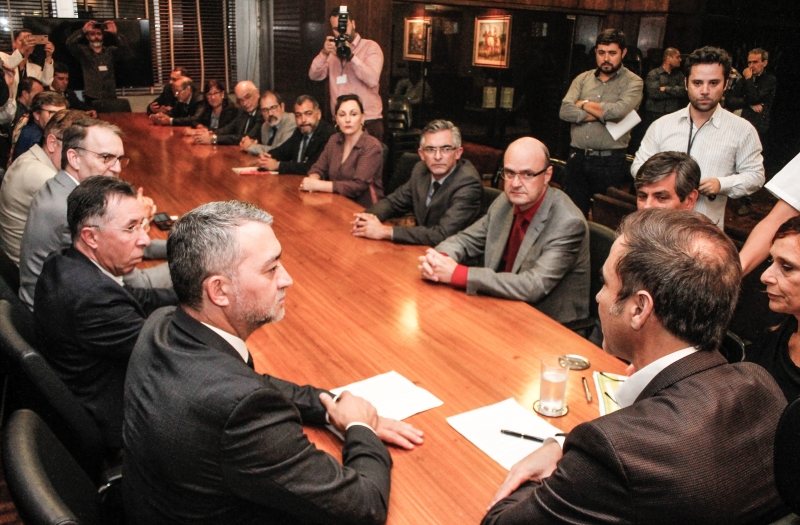 Reitores e pró-reitores se reuniram com deputados para buscar solução política para cortes