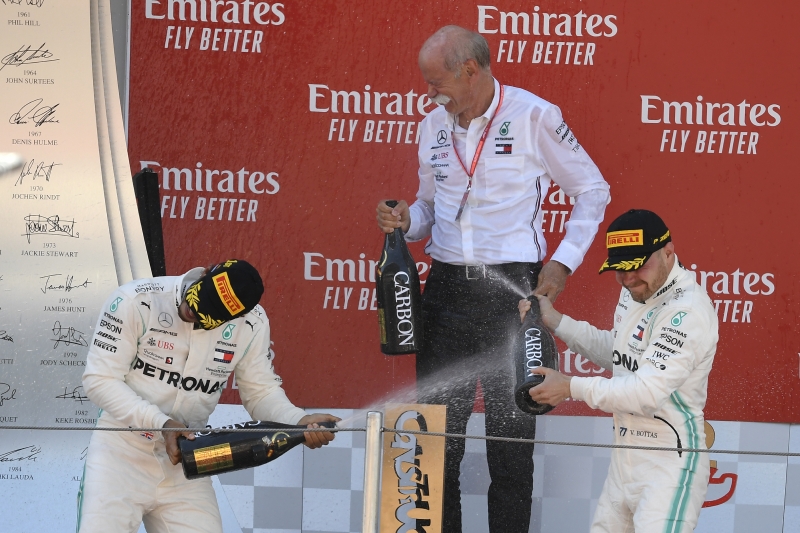 Lewis Hamilton (e), o dirigente da Mercedes-Benz Dieter Zetsche (c) e Valtteri Bottas celebram a conquista em Montmeló