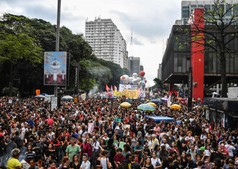 Protesto contra cortes na educação levou milhares de pessoas à avenida Paulista, em São paulo