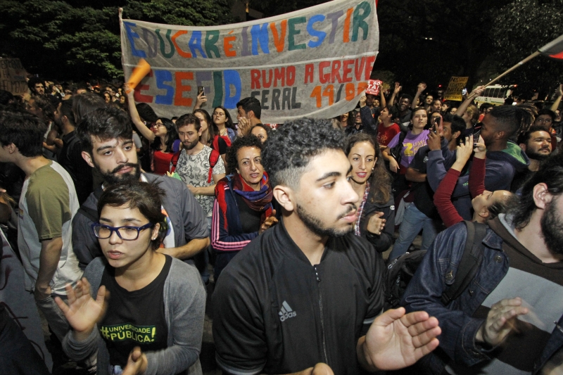Marcha entoou gritos contra o presidente Bolsonaro e a favor das universidades federais