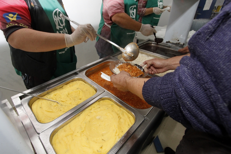 No total, mais da metade (55%) dos brasileiros sofriam de algum tipo de insegurança alimentar