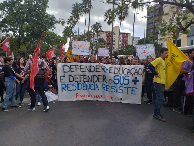 Mobilização segue concentrada no Instituto de Educação, na avenida Osvaldo Aranha