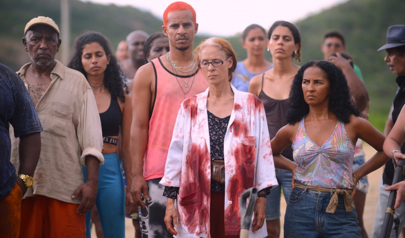 Sonia Braga (centro) em cena de 'Bacurau', filme de Kleber Mendonça Filho aplaudido em Cannes
