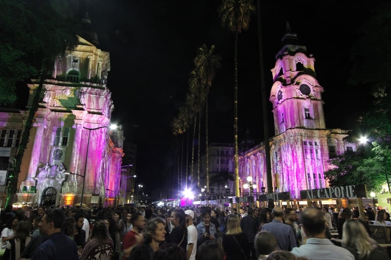 Praça da Alfândega, em frente ao Margs e ao Memorial do Rio Grande do Sul, registrou grande multidão