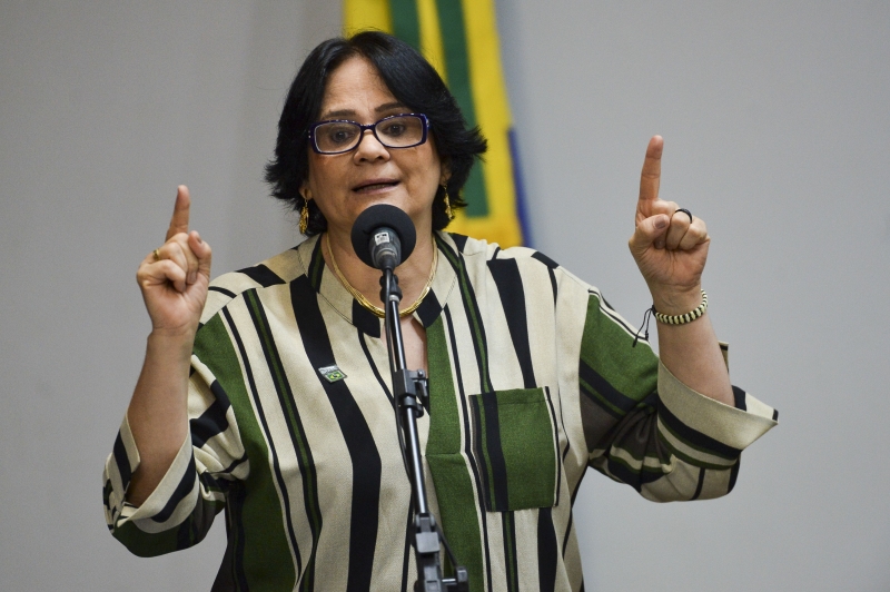 Segundo Damares Alves, o atual governo 'veio para proteger crianças'