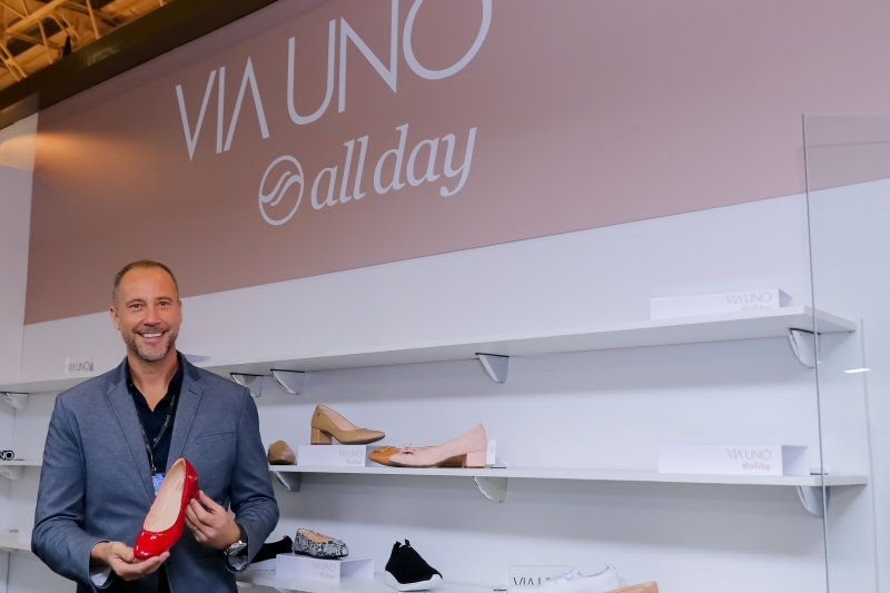 {'nm_midia_inter_thumb1':'https://www.jornaldocomercio.com/_midias/jpg/2019/05/21/206x137/1_img_7270-8728008.jpg', 'id_midia_tipo':'2', 'id_tetag_galer':'', 'id_midia':'5ce42296e98c4', 'cd_midia':8728008, 'ds_midia_link': 'https://www.jornaldocomercio.com/_midias/jpg/2019/05/21/img_7270-8728008.jpg', 'ds_midia': 'Anderson Haag, diretor criativo da Via Uno. Marca lan&ccedil;a primeira linha de cal&ccedil;ados femininos para conforto. ', 'ds_midia_credi': 'SICC/DIVULGA&Ccedil;&Atilde;O/JC', 'ds_midia_titlo': 'Anderson Haag, diretor criativo da Via Uno. Marca lan&ccedil;a primeira linha de cal&ccedil;ados femininos para conforto. ', 'cd_tetag': '1', 'cd_midia_w': '800', 'cd_midia_h': '533', 'align': 'Left'}