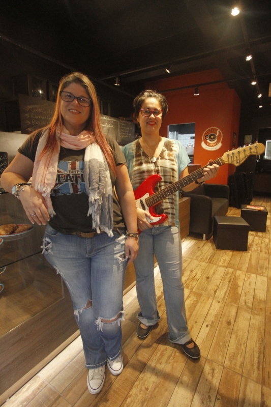 Visita ao Coffee & Stuff, café inspirado em rock and roll.
Na foto: Melissa Motta e Lisia Nunes Foto: LUIZA PRADO/JC