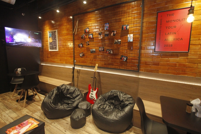 Visita ao Coffee & Stuff, café inspirado em rock and roll. Foto: LUIZA PRADO/JC