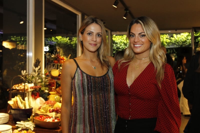 {'nm_midia_inter_thumb1':'https://www.jornaldocomercio.com/_midias/jpg/2019/05/22/206x137/1_mc210519_social_bins__32_-8729735.jpg', 'id_midia_tipo':'2', 'id_tetag_galer':'', 'id_midia':'5ce5a2f6bfc82', 'cd_midia':8729735, 'ds_midia_link': 'https://www.jornaldocomercio.com/_midias/jpg/2019/05/22/mc210519_social_bins__32_-8729735.jpg', 'ds_midia': 'Monalisa Bier e Erika Baumgartner montaram   a mesa de iguarias no novo espaço', 'ds_midia_credi': 'MARIANA CARLESSO/JC', 'ds_midia_titlo': 'Monalisa Bier e Erika Baumgartner montaram   a mesa de iguarias no novo espaço', 'cd_tetag': '1', 'cd_midia_w': '800', 'cd_midia_h': '533', 'align': 'Left'}