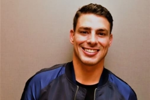 Cauã Reymond na loja da Colcci em Florianópolis