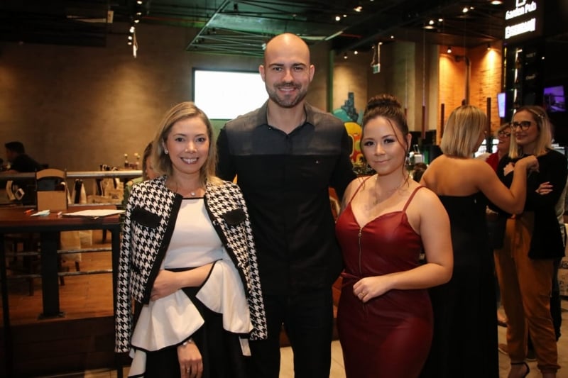 Palestrantes Aline Zanchi e Alexandre Godoy com Laura Pandolfo, presidente da Associação dos Jovens Empresários/POA, no happy hour empreendedor