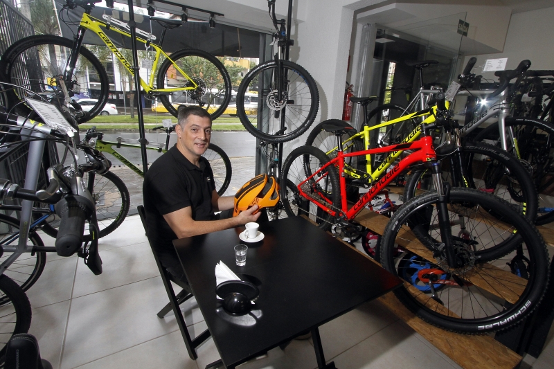 As mesas da cafeteria s&atilde;o colocadas no meio das bicicletas da loja Foto: MARCELO G. RIBEIRO/JC