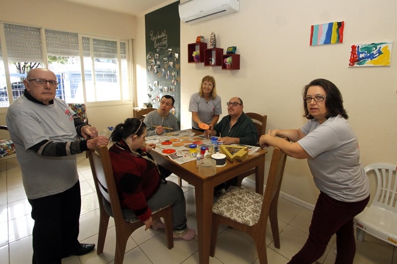 Usuários do projeto da família Mello, de Porto Alegre, participam de atividades de artesanato e desenho
