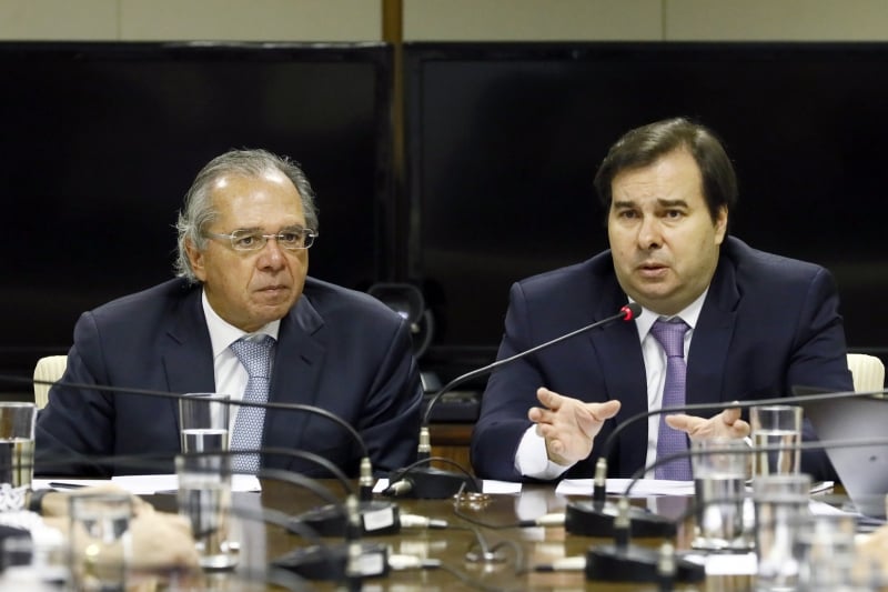 Crescente desconfiança do mercado têm afastado os parlamentares de Paulo Guedes (e)