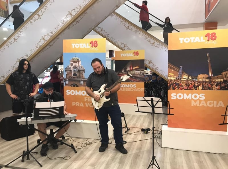 {'nm_midia_inter_thumb1':'https://www.jornaldocomercio.com/_midias/jpg/2019/05/29/206x137/1_escola_the_flash___shopping_total_16_anos-8737177.jpg', 'id_midia_tipo':'2', 'id_tetag_galer':'', 'id_midia':'5cef02f2d1896', 'cd_midia':8737177, 'ds_midia_link': 'https://www.jornaldocomercio.com/_midias/jpg/2019/05/29/escola_the_flash___shopping_total_16_anos-8737177.jpg', 'ds_midia': 'Anivers&aacute;rio de 16 anos do Shopping Total', 'ds_midia_credi': 'FL&Aacute;VIA PEREIRA/ESPECIAL/JC', 'ds_midia_titlo': 'Anivers&aacute;rio de 16 anos do Shopping Total', 'cd_tetag': '1', 'cd_midia_w': '800', 'cd_midia_h': '591', 'align': 'Left'}