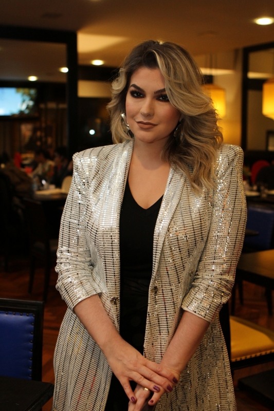 Alice Salazar comeou dando dicas de maquiagem no YouTube e hoje tem rede de franquias com seu nome