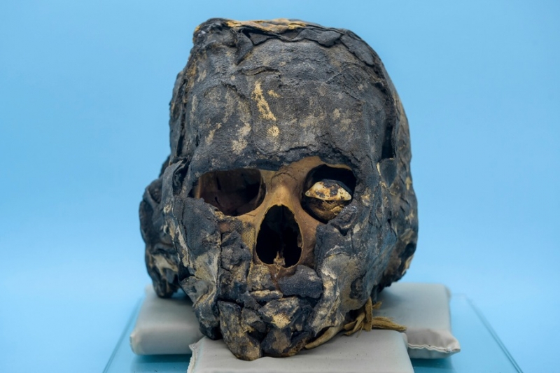 Cabeça da múmia apresenta um olho artificial no lado esquerdo composto de uma rocha carbonática