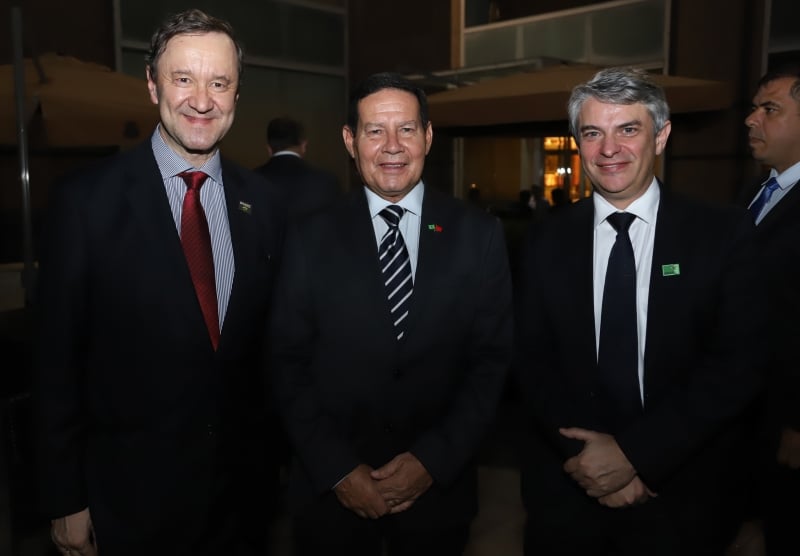 Embaixador Paulo Estivallet de Mesquita com o vice-presidente Hamilton Mourão e o secretário-geral do Itamaraty, Otávio Brandelli