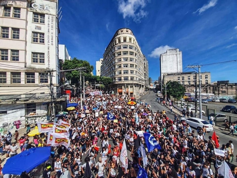 Segundo os organizadores, 50 mil pessoas acompanham a manifestação em Salvador