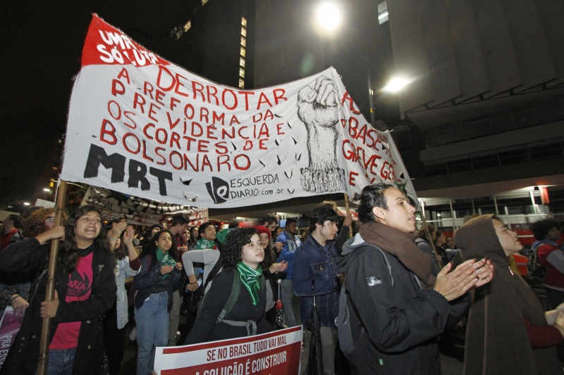Protestos contra cortes na educação em Porto Alegre