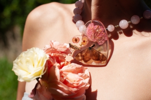 Marca de acessrios usa flores secas e insetos mortos para produzir peas