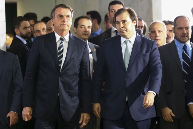 Bolsonaro (e) entregou a proposta nas mãos do presidente da Câmara, Rodrigo Maia (DEM-RJ)
