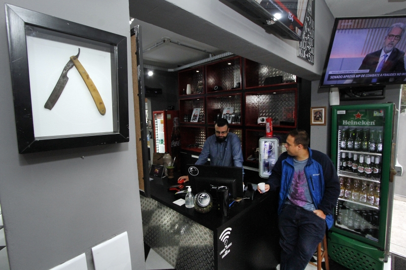 Mat&eacute;ria na Barbearia La Mafia para o Gera&ccedil;&atilde;oE.  Foto: MARCELO G. RIBEIRO/JC