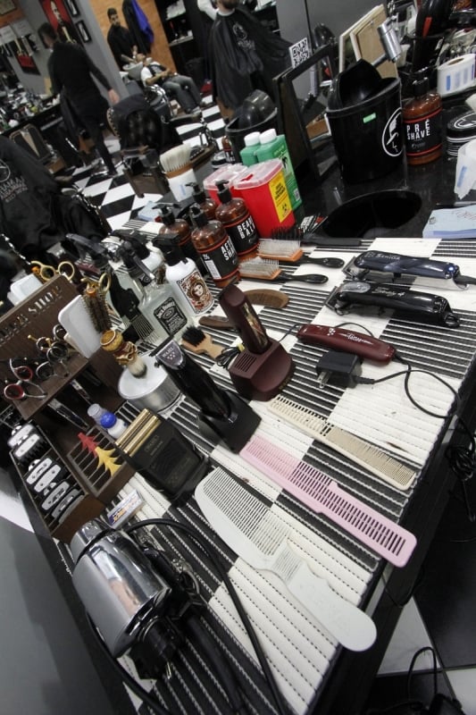 Mat&eacute;ria na Barbearia La Mafia para o Gera&ccedil;&atilde;oE.  Foto: MARCELO G. RIBEIRO/JC