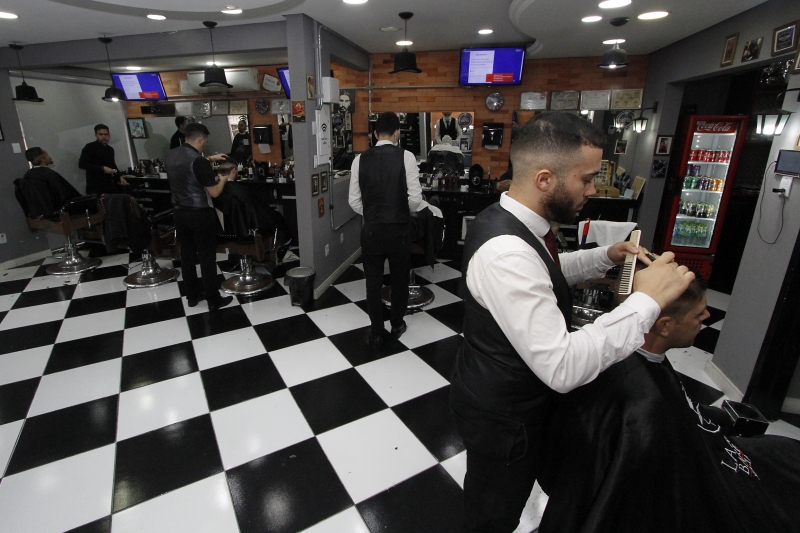 Mat&eacute;ria na Barbearia La Mafia para o Gera&ccedil;&atilde;oE.  Foto: MARCELO G. RIBEIRO/JC