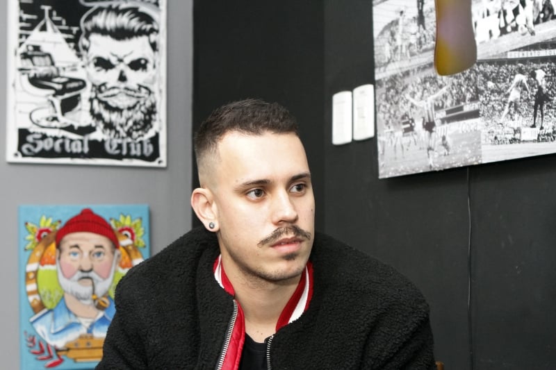 Mat&eacute;ria na Barbearia La Mafia para o Gera&ccedil;&atilde;oE. 
na foto: Marcelo Soares, gerente de marketing Foto: MARCELO G. RIBEIRO/JC