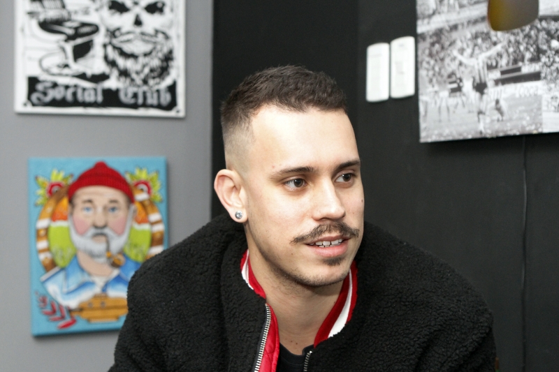 Mat&eacute;ria na Barbearia La Mafia para o Gera&ccedil;&atilde;oE. 
na foto: Marcelo Soares, gerente de marketing Foto: MARCELO G. RIBEIRO/JC