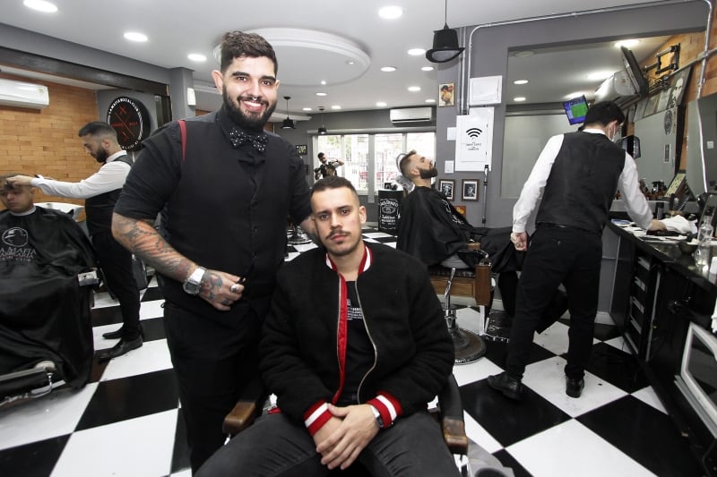 Mat&eacute;ria na Barbearia La Mafia para o Gera&ccedil;&atilde;oE. 
na foto: Guilherme Machado, barber (de p&eacute;) e Marcelo Soares, gerente de marketing Foto: MARCELO G. RIBEIRO/JC