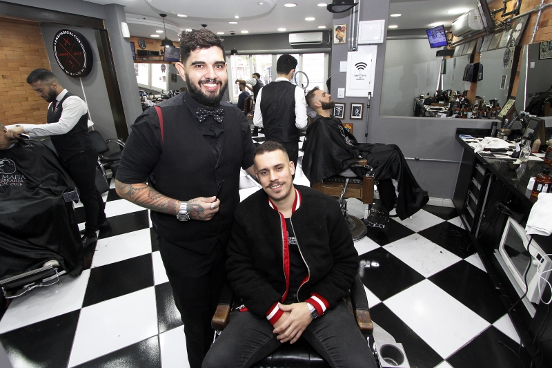 Guilherme Machado é um dos barbeiros mais antigos da rede  Foto: MARCELO G. RIBEIRO/JC