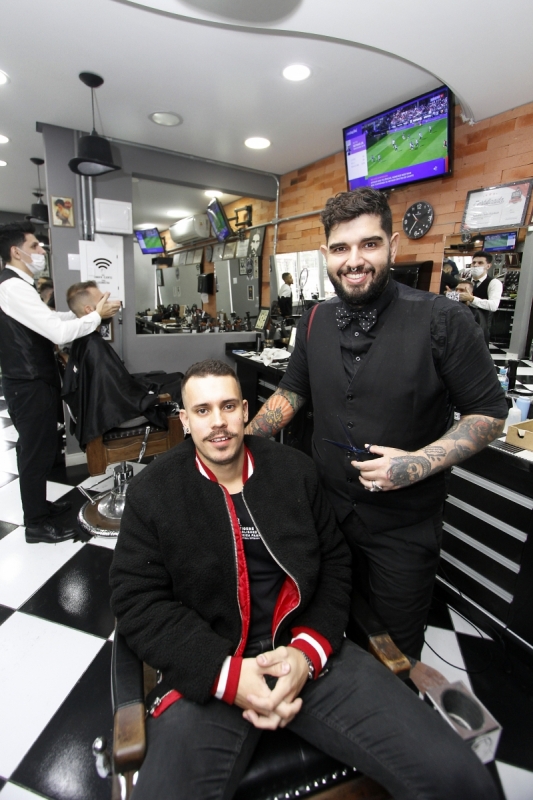 Matéria na Barbearia La Mafia para o GeraçãoE. 
na foto: Guilherme Machado, barber (de pé) e Marcelo Soares, gerente de marketing Foto: MARCELO G. RIBEIRO/JC