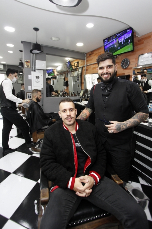 Matéria na Barbearia La Mafia para o GeraçãoE. 
na foto: Guilherme Machado, barber (de pé) e Marcelo Soares, gerente de marketing Foto: MARCELO G. RIBEIRO/JC
