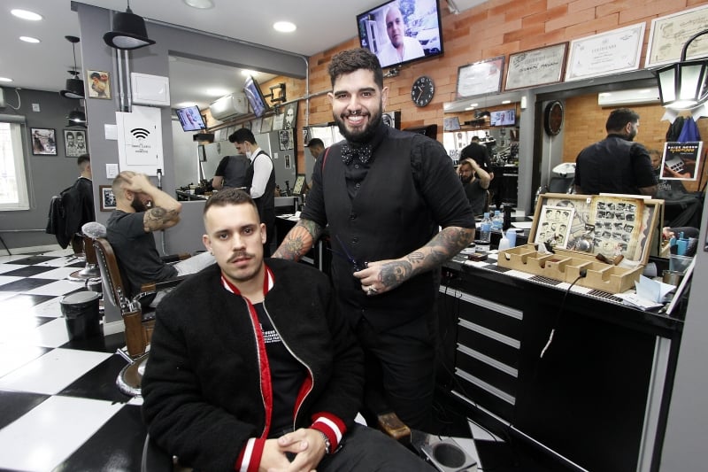 Mat&eacute;ria na Barbearia La Mafia para o Gera&ccedil;&atilde;oE. 
na foto: Guilherme Machado, barber (de p&eacute;) e Marcelo Soares, gerente de marketing Foto: MARCELO G. RIBEIRO/JC