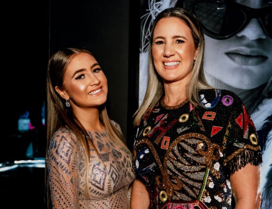 Ana Laura Arregui Reis com a mãe Fabricia Escosteguy Arregui, na comemoração de seus 15 anos, no 300
