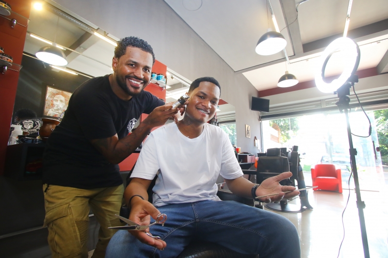 Walex Aguirres e Ricky Marley lançaram juntos uma linha de produtos destinada para o cuidado dos cabelos dos homens  Foto: CLAITON DORNELLES /JC