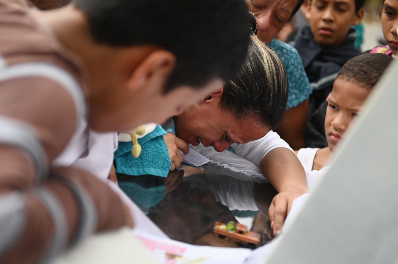 No dia do velório de Erick, amigos e manifestantes levaram brinquedos para enfeitar seu caixão