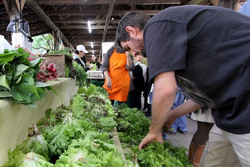 Pesquisadores se surpreenderam ao saber que aumento no consumo torna as pessoas mais satisfeitas
