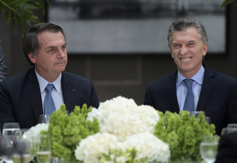 Questionado sobre manobra eleitoral do governo de Mauricio Macri, Bolsonaro mudou de assunto