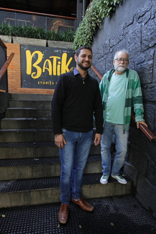 Bar de astrologia do Moinhos de Vento, o Batik. 
Na foto: Gilmar Moraes e Miguel Bochenek Neto. Foto: LUIZA PRADO/JC