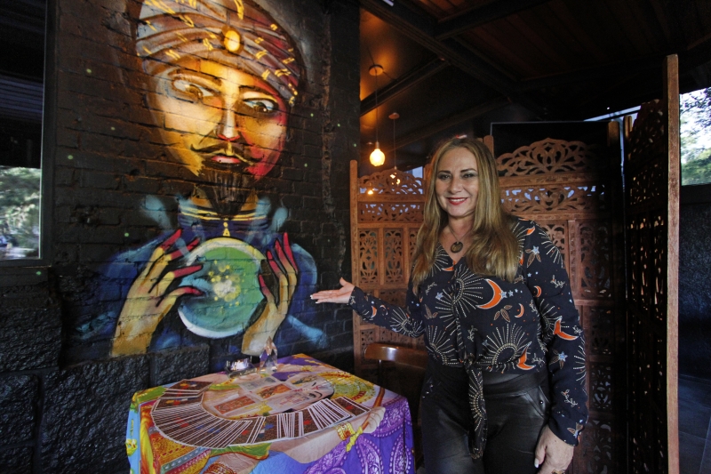 Bar de astrologia do Moinhos de Vento, o Batik. 
Na foto: Carmen Porto Foto: LUIZA PRADO/JC